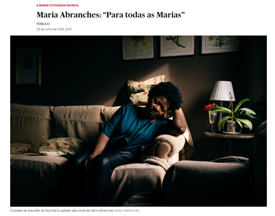Una fotografia in stile cinematografico ritrae una donna di nome Ana Maria in un momento di profonda stanchezza. La donna è seduta su un divano beige, con il corpo inclinato lateralmente e la testa appoggiata alla mano, gli occhi chiusi in un’espressione di sfinimento. Indossa una maglia blu a maniche lunghe e pantaloni scuri.  L'illuminazione è soffusa e drammatica (chiaroscuro), con una luce che proviene dall'alto e mette in risalto il volto della donna e parte del divano, lasciando il resto della stanza in ombra. Sullo sfondo si notano dei quadri appesi alla parete e, sulla destra, un tavolino con una lampada accesa e una pianta di orchidea.