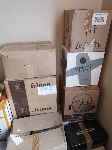 Cajas de libros apiladas en una esquina.