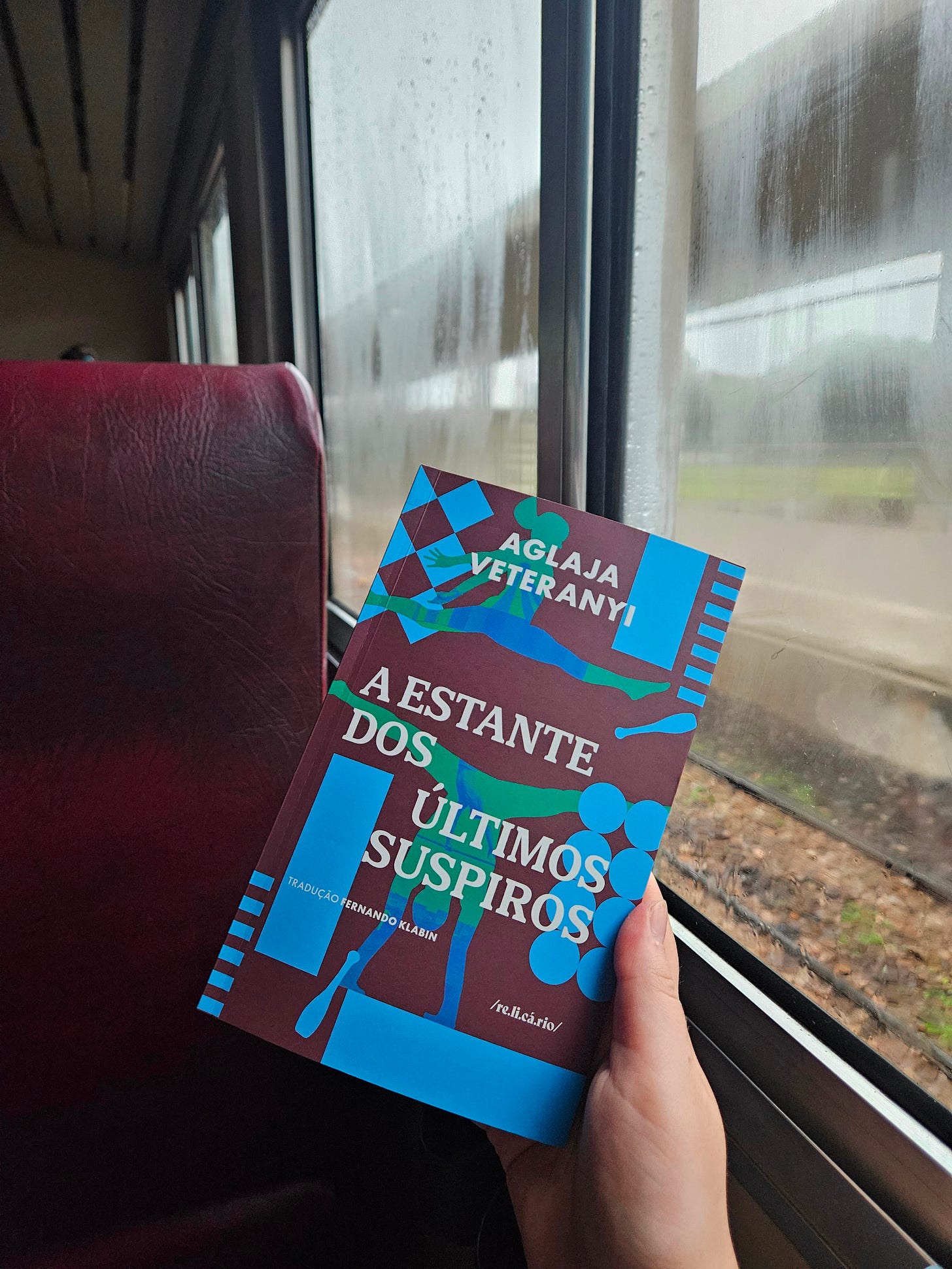 Lendo o livro "A estante dos últimos suspiros" em uma viagem de trem pela Serra do Mar. Lendo o livro "A estante dos últimos suspiros" em uma viagem de trem pela Serra do Mar.