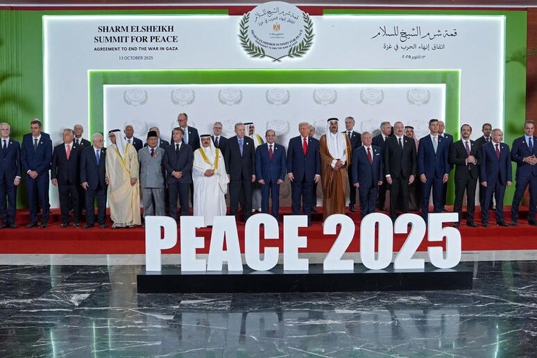 La "foto de familia" del encuentro en Sharm El Sheikh. © ANSA/AFP