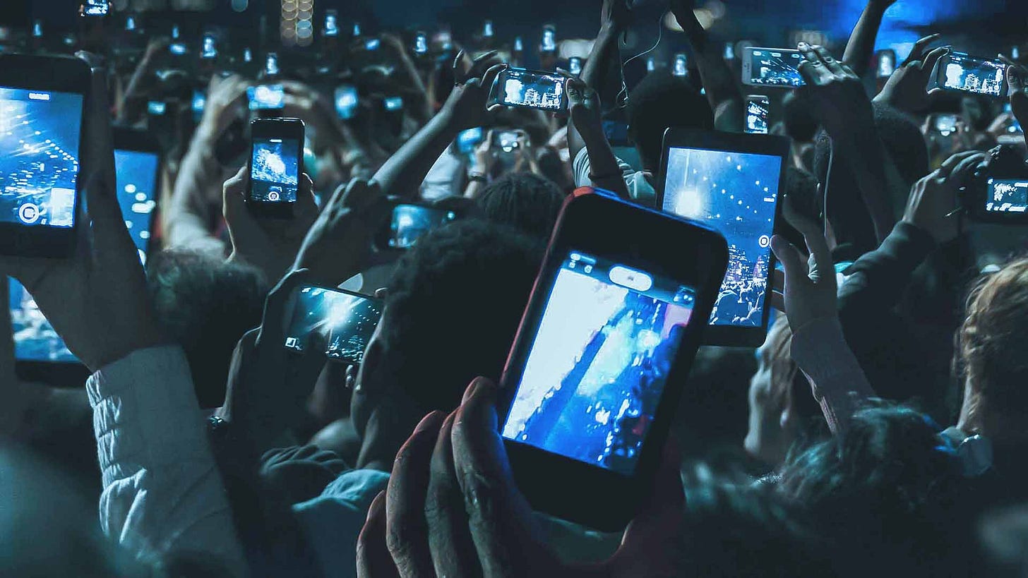 Smartphone ai concerti: per l'esperto si tratta di ipnosi collettiva -  truemetal.it
