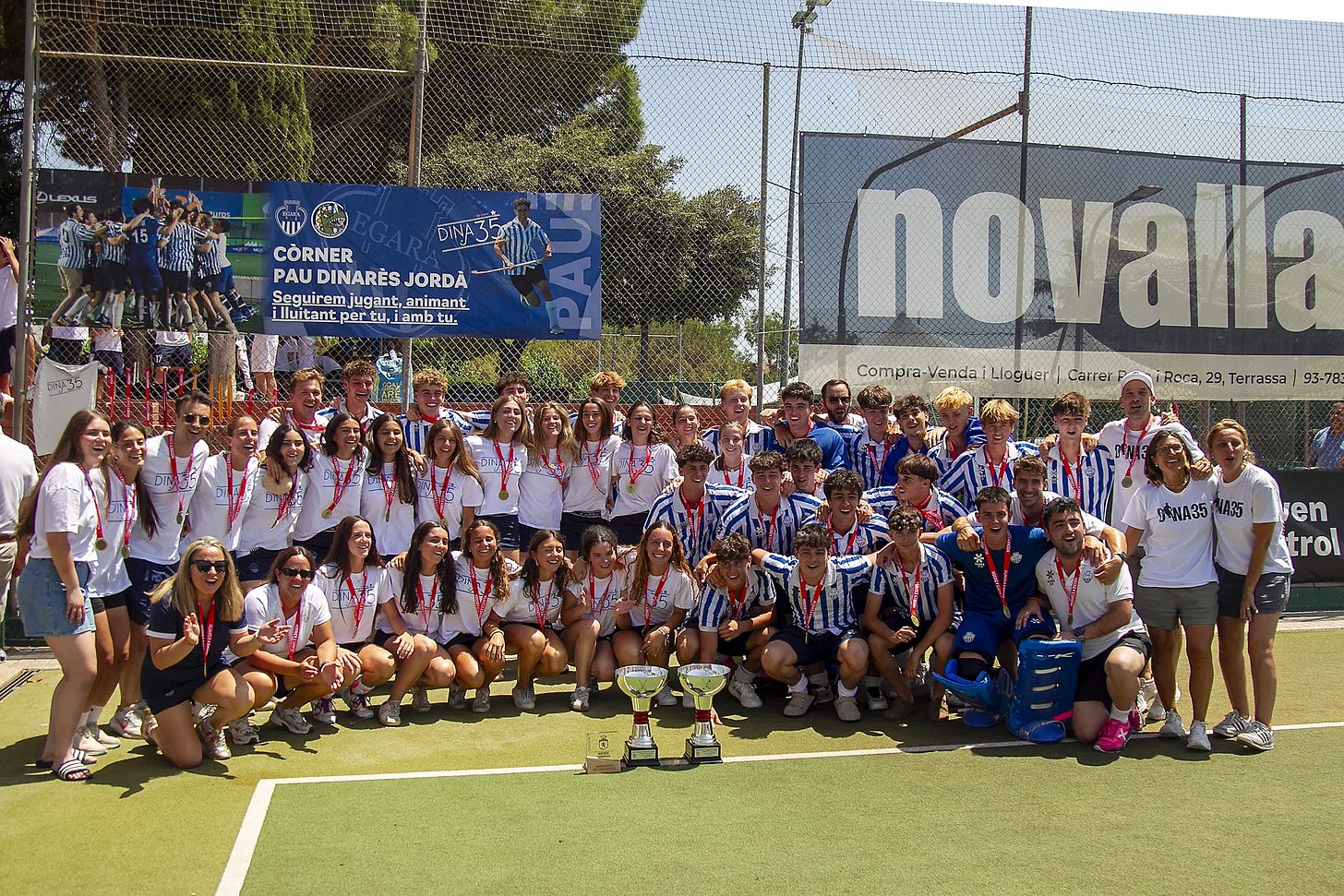 Equipos de hockey hierba masculino y femenino del Club Egara. Campeones de España Juvenil.