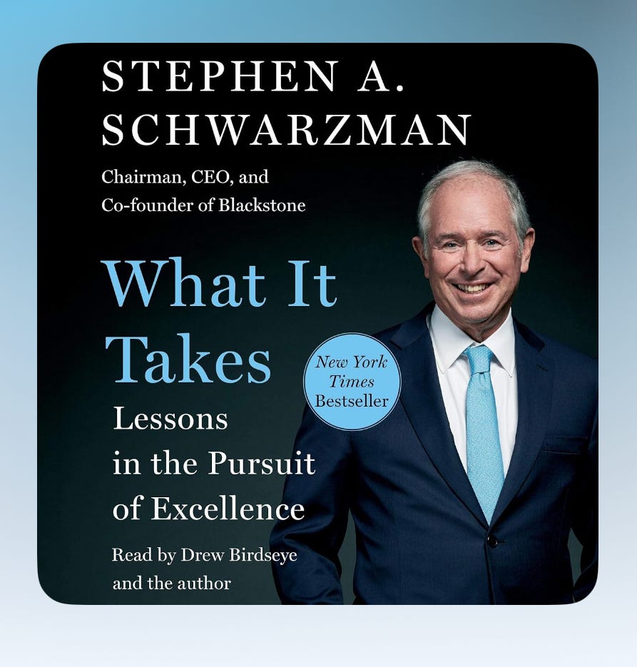 Capa do livro “What It Takes: Lessons in the Pursuit of Excellence”, de Stephen A. Schwarzman, fundador da Blackstone. Ele aparece sorridente, usando terno azul escuro e gravata azul clara, com o selo “New York Times Bestseller” ao lado do título.