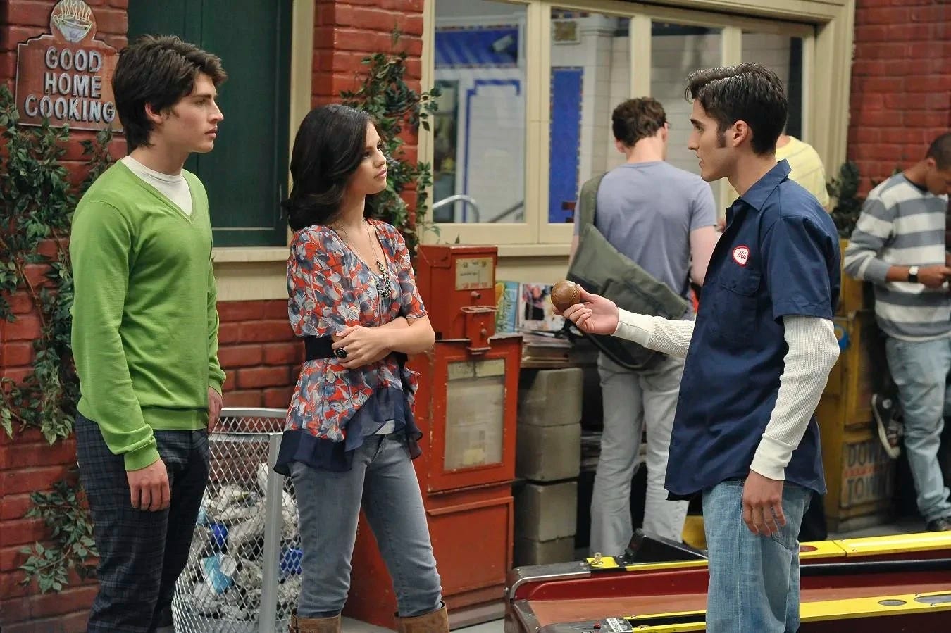 Wizard's of Waverly Place screenshot featuring Alex, Mason and Dean