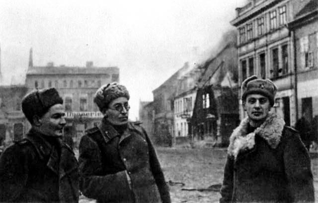 Vassili Grossmann et des soldats russes durant la Seconde guerre mondiale en Russie