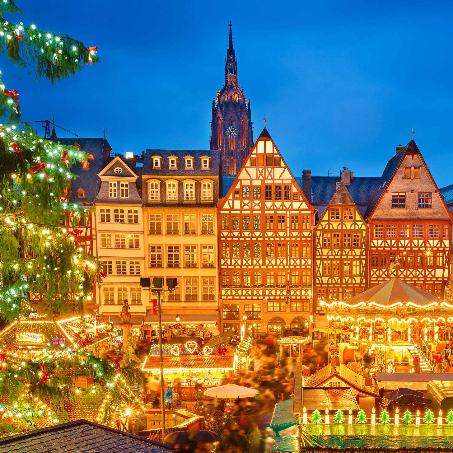 https://media.cntraveler.com/photos/65426362e9b5111fa008cccb/1%3A1/w_3439%2Ch_3439%2Cc_limit/Christmas%20Market%20in%20Frankfurt_GettyImages-457996383.jpg