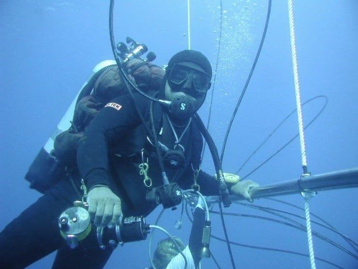 Divemaster Edward on the deco trapeze