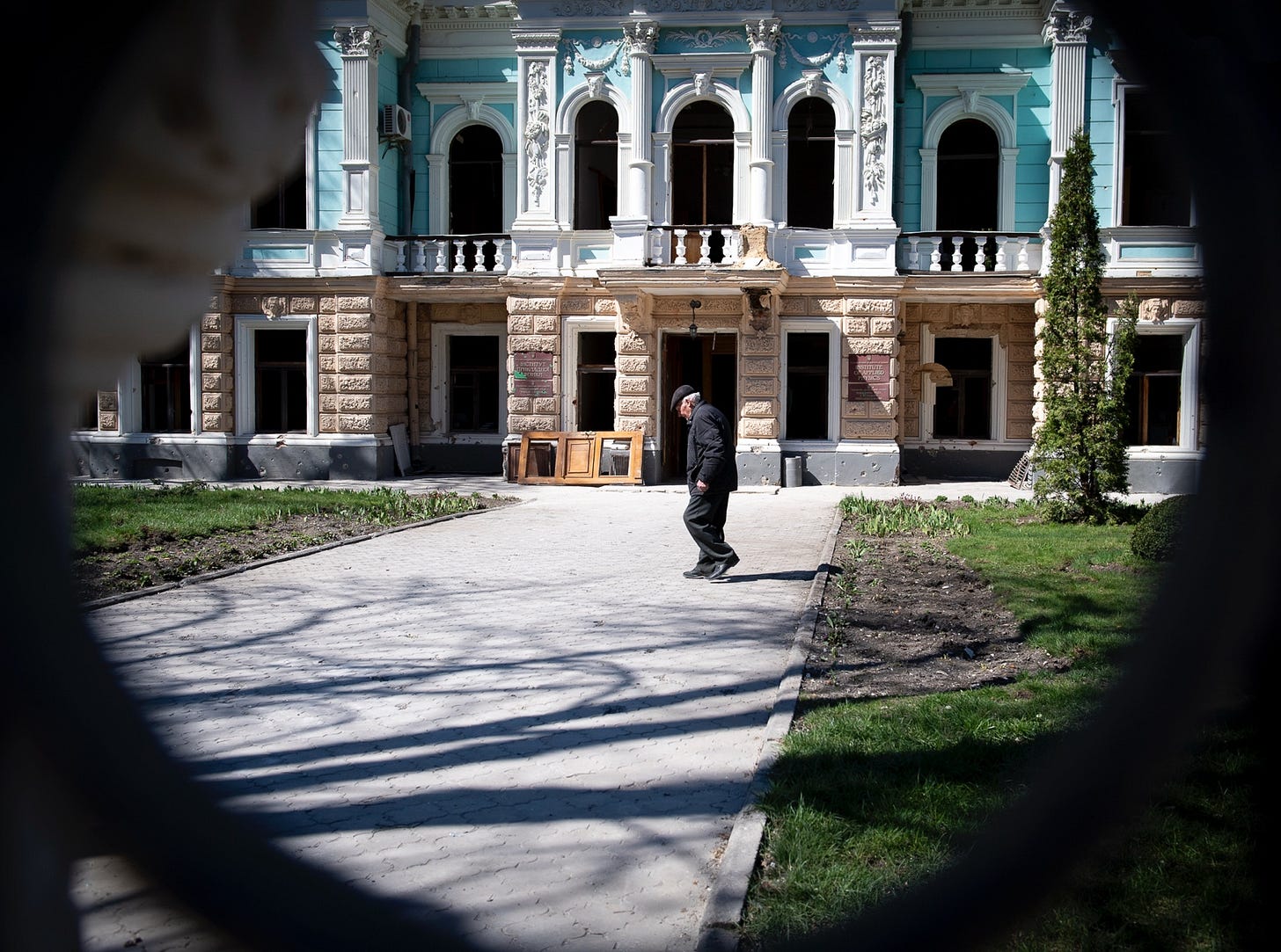A person walking in front of a building

AI-generated content may be incorrect.