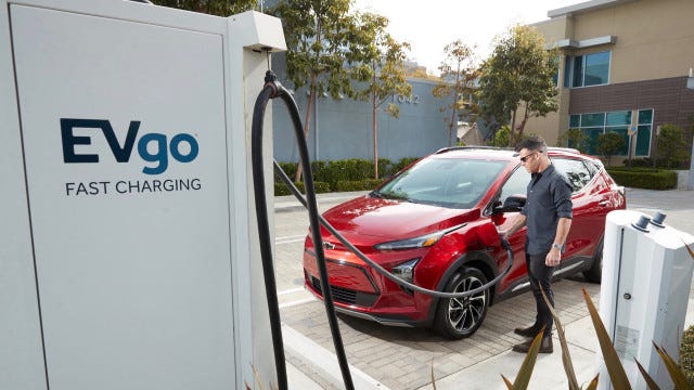 2022-chevrolet-bolt-euv-at-evgo-fast-charging-station_100790479_m.jpg