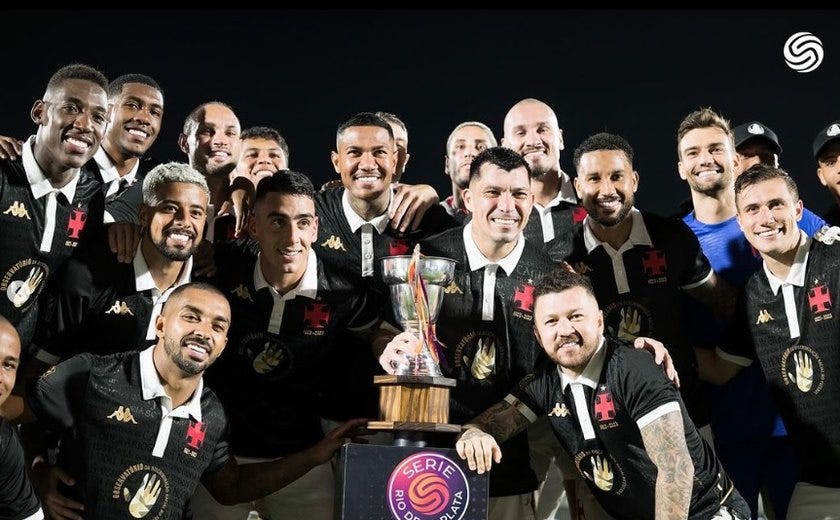 elenco do vasco em volta do troféu guiñazú