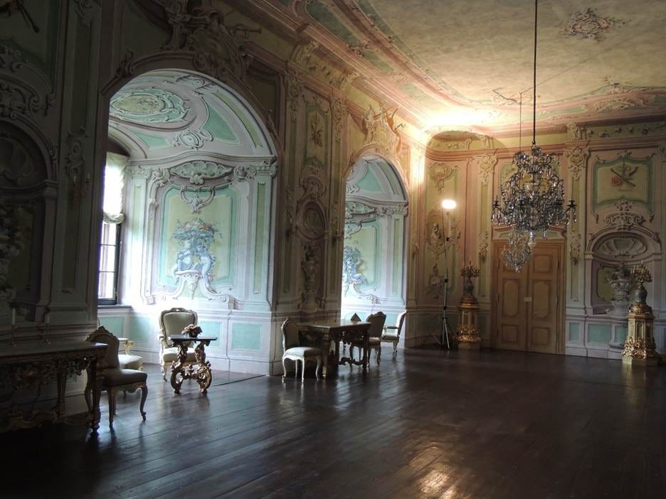 A room with ornate walls and ceiling

AI-generated content may be incorrect.