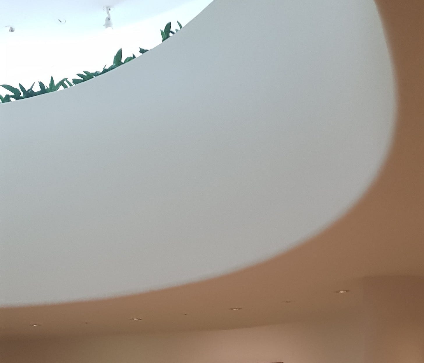 古根漢美術館 拱形門洞內藝廊牆上掛著數幅畫作。 古根漢美術館 拱形門洞內藝廊牆上掛著數幅畫作。