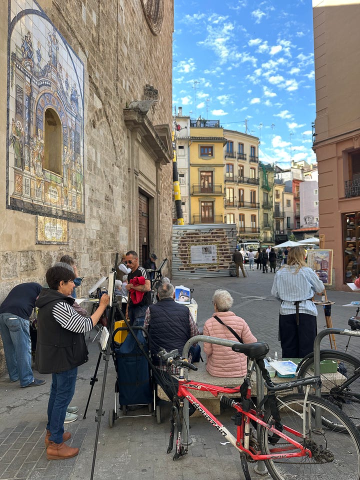 left: "La Estrecha" (The Narrow One), famous as the skinniest building in Valencia; right: live painting session nearby - they're all professionals!