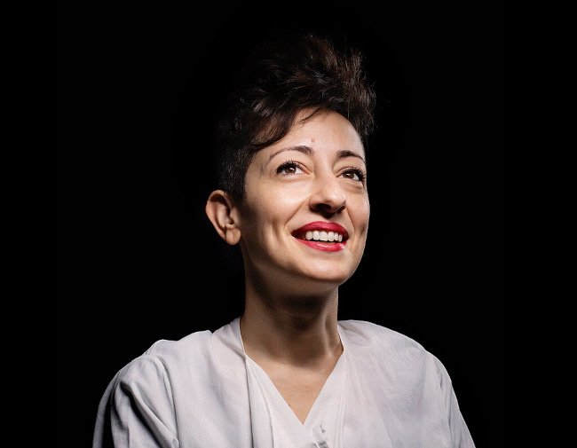 Portrait de Lina Ghotmeh, brune aux cheveux courts, souriante Portrait de Lina Ghotmeh, brune aux cheveux courts, souriante