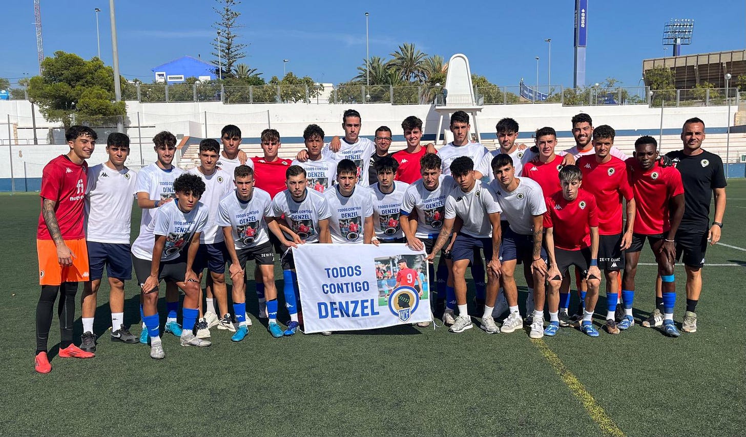 Jugadores del Hércules B posando en un gesto de apoyo a Denzel Jugadores del Hércules B posando en un gesto de apoyo a Denzel