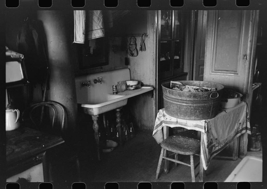 A sink and tub in a kitchen

AI-generated content may be incorrect.