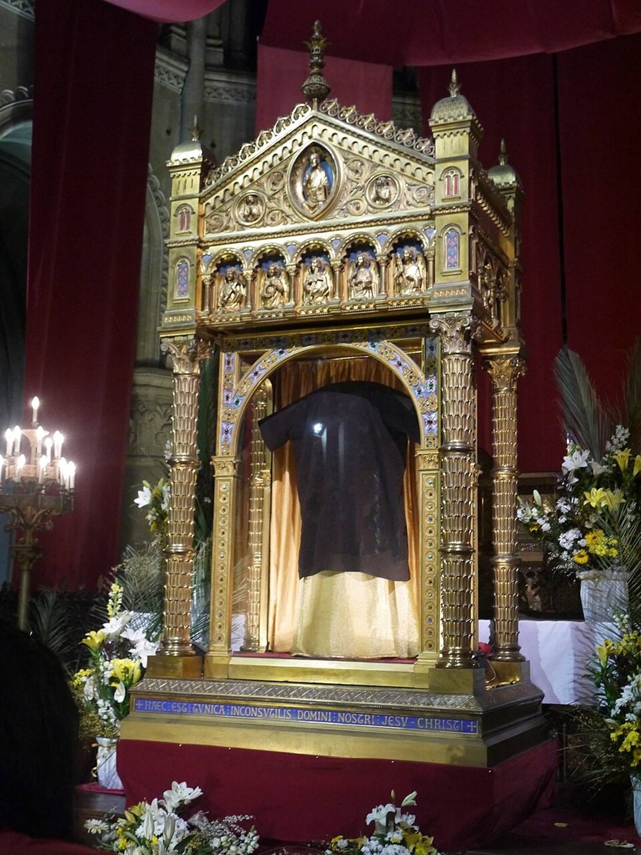 A gold shrine with a black robe

AI-generated content may be incorrect.