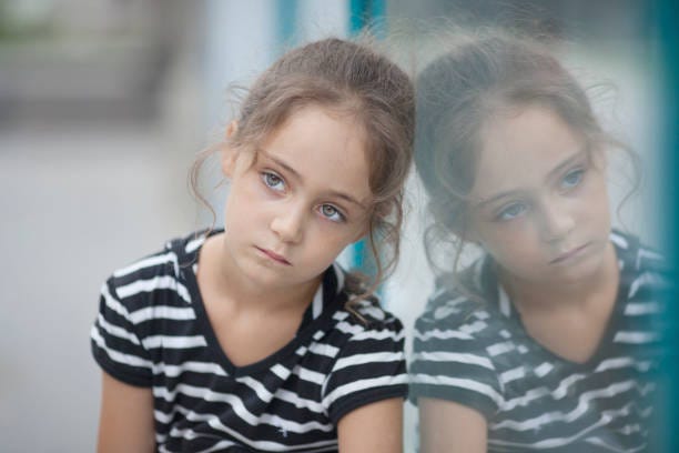 Portrait of a little girl who is reflected in the glass Portrait of a little girl who is reflected in the glass on the street girl peeping through window stock pictures, royalty-free photos & images Portrait of a little girl who is reflected in the glass Portrait of a little girl who is reflected in the glass on the street girl peeping through window stock pictures, royalty-free photos & images