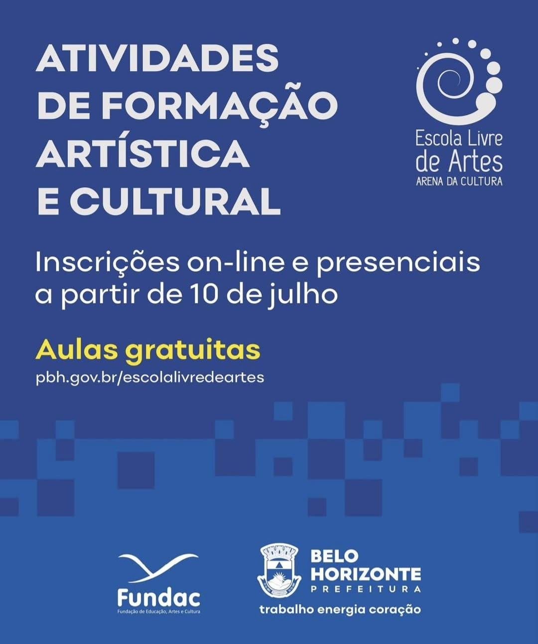 #descrevemospravocê  Card digital com fundo azul, destinado à divulgação de atividades da Escola Livre de Artes Arena da Cultura, da Prefeitura de Belo Horizonte. No topo, em letras brancas grandes, está o título: “Atividades de Formação Artística e Cultural”. Logo abaixo, em letras menores, lê-se: “Inscrições on-line e presenciais a partir de 10 de julho”.  Em destaque, na cor amarela, aparece o texto: “Aulas gratuitas”, seguido do site para mais informações: pbh.gov.br/escolalivredeartes.  À direita, está o logotipo da Escola Livre de Artes, representado por um espiral branco com pequenos círculos ao redor. Na parte inferior, estão os logotipos da Fundac – Fundação de Educação, Artes e Cultura e da Prefeitura de Belo Horizonte, com o brasão da cidade e o slogan: “Trabalho, energia, coração”.  O fundo é preenchido com um padrão de pequenos quadrados em tons de azul, dando um toque artístico e moderno à composição visual.
