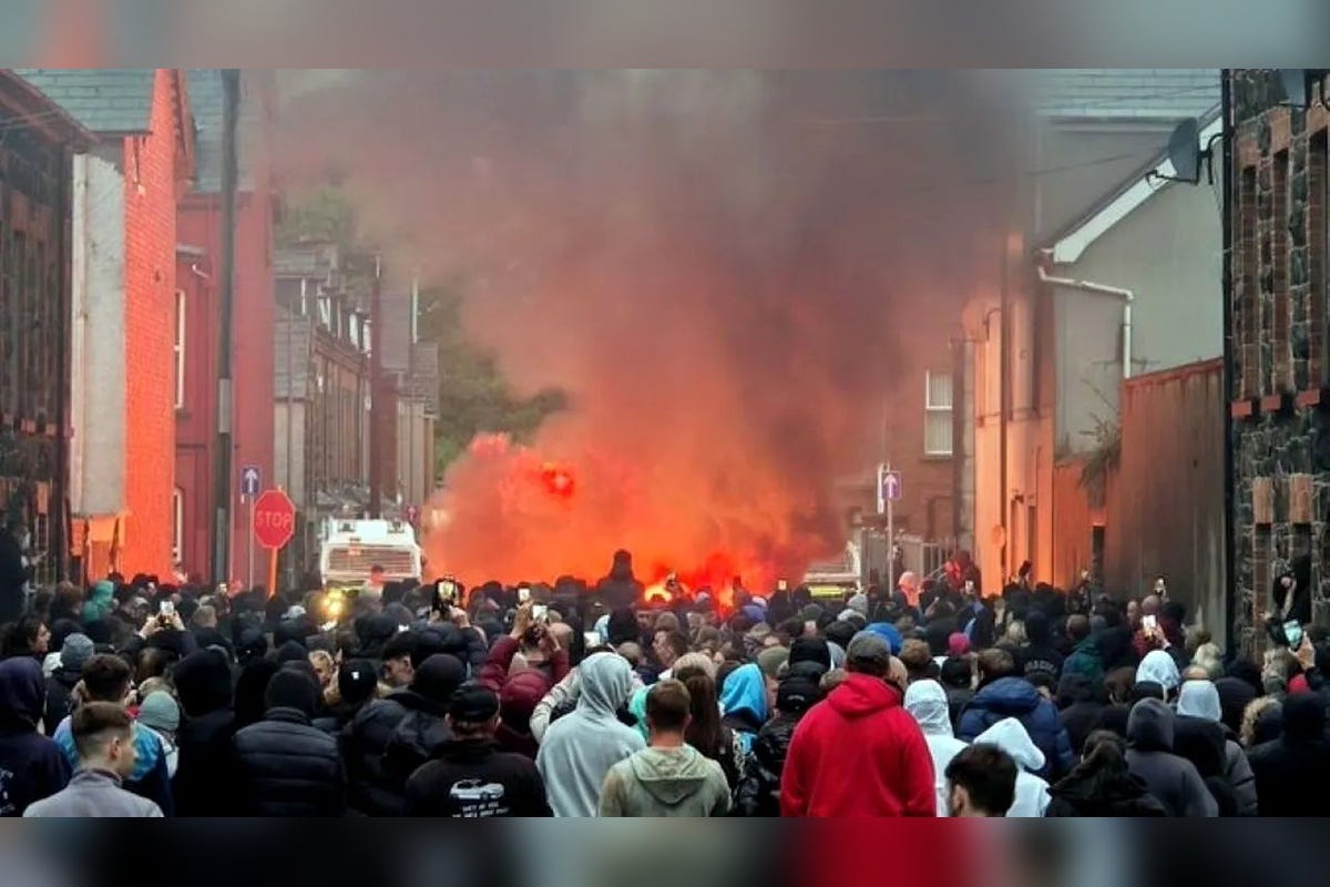 Proteste anti-imigranţi, Irlanda de Nord. Sursa: X/Twitter