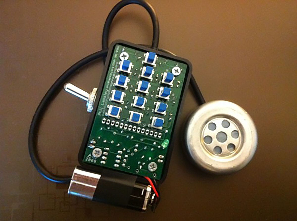 phreaking blue box - Oscar Howell-Fernández phreaking blue box - Oscar Howell-Fernández