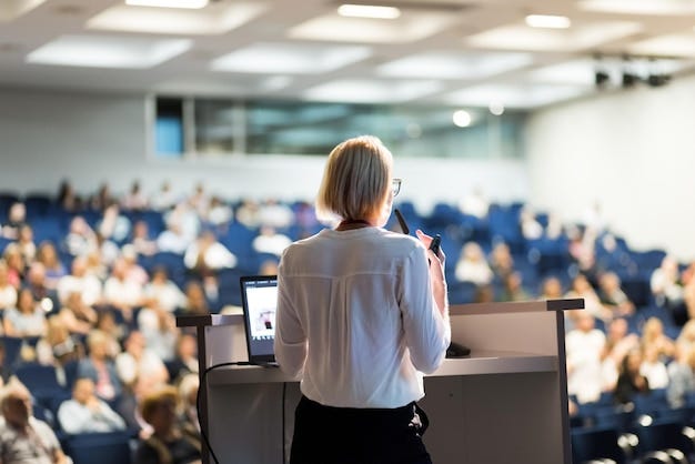 Oradora dando una charla en una conferencia de negocios corporativos Personas irreconocibles en la audiencia en la sala de conferencias Evento de negocios y emprendimiento