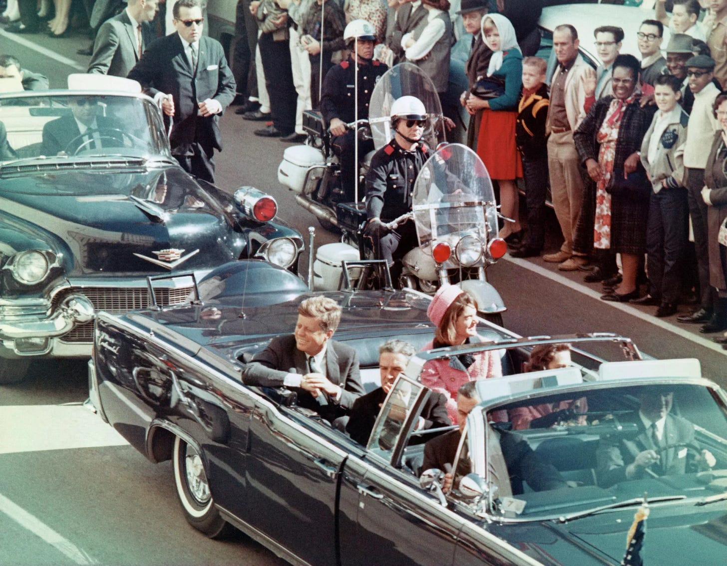 Il presidente degli Stati Uniti John F. Kennedy e la first lady Jacqueline Kennedy nel loro corteo a Dallas, Texas, 22 novembre 1963 - RIA Novosti, 1920, 06.07.2025