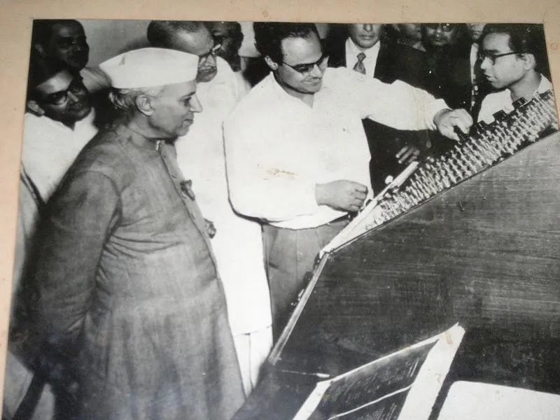 https://img-cdn.publive.online/filters:format(webp)/english-betterindia/media/post_attachments/uploads/2017/10/Prime_Minister_Jawaharlal_Nehru__Samarendra_Kumar_Mitra_-_1953-54.jpg