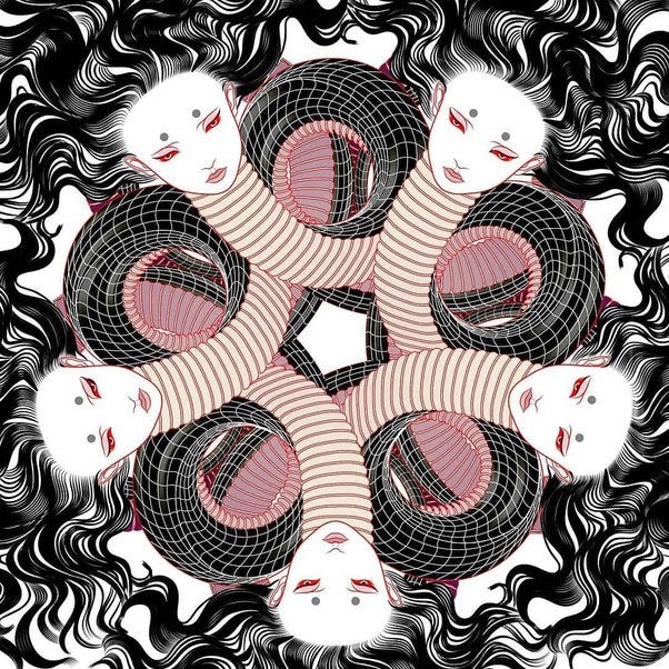 esenho digital. Rosto de uma mulher asiática com o pescoço e corpo de serpente. Os olhos dela são vermelhos com íris amarelas. O cabelo preto é longo e desgrenhado. A cauda dá volta em si, formando um círculo. A mesma imagem é repetida cinco vezes, em círculo, formando um tipo de kaleidoscópio, com as caudas se juntando. A cauda é de tons lílas por dentro, divida por retângulos dando a textura de uma cobra. A parte de fora é preta e quadriculada, aumentando a profundidade.