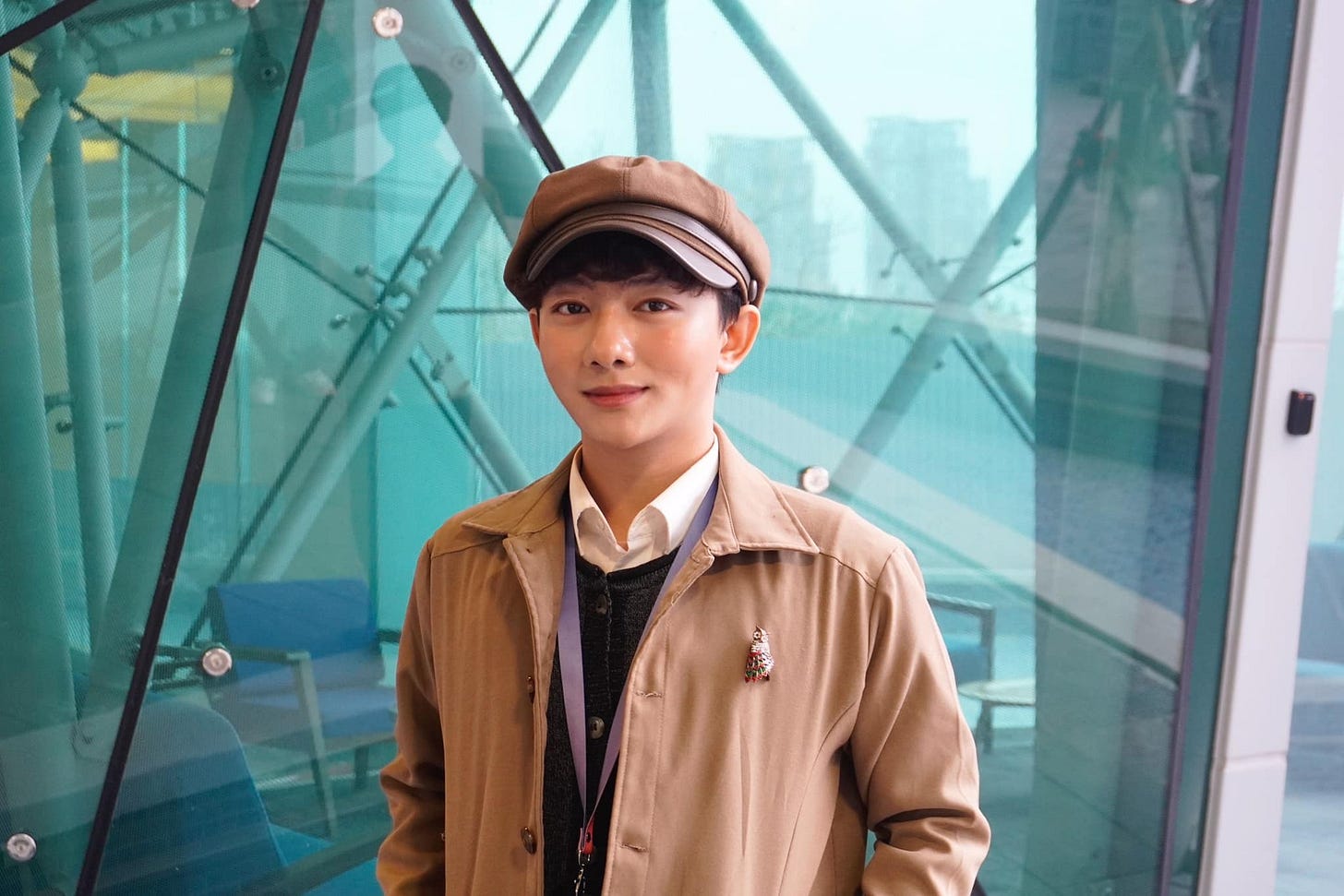 Có thể là hình ảnh về 1 người, áo dạ khuy sừng, mũ và Núi Thái Bình