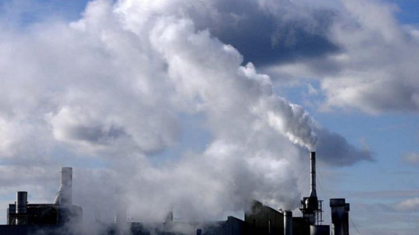 Chimeneas de una fábrica echando humo