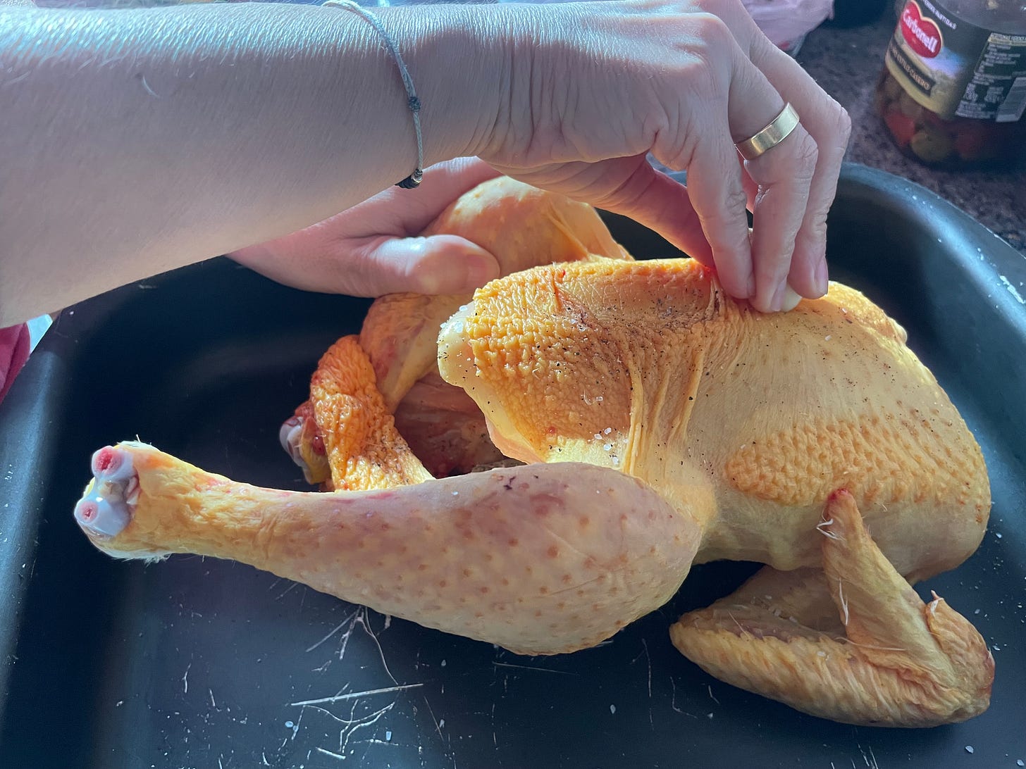 Frotando ajo en la piel del pollo