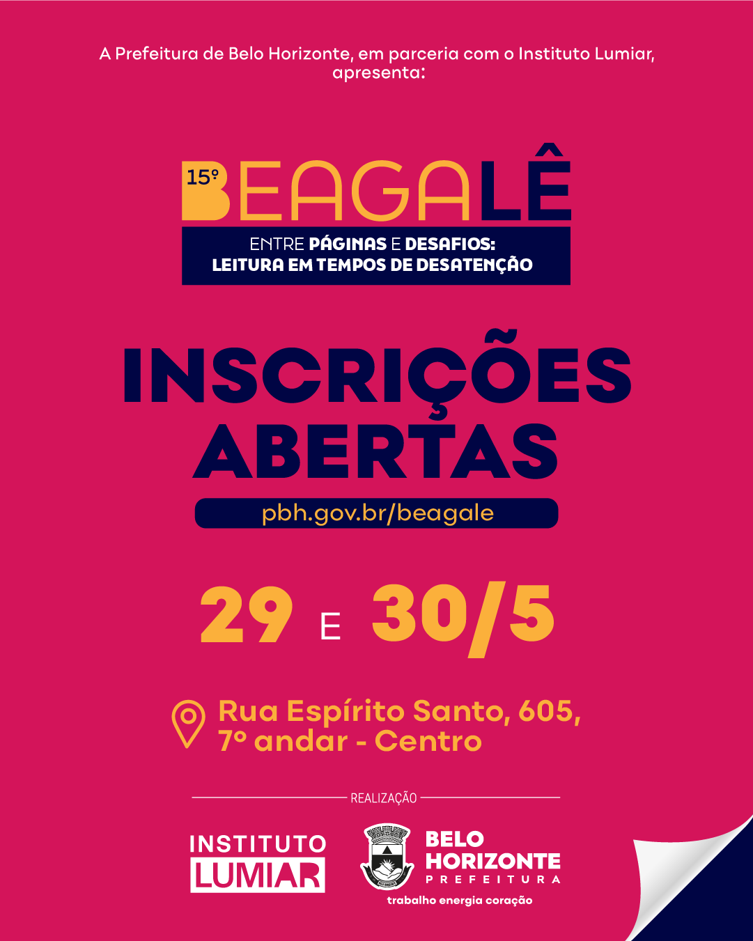 #descrevemospravocê  A Prefeitura de Belo Horizonte, em parceria com o Instituto Lumiar, apresenta a 15ª edição do Beagalê — Entre páginas e desafios: leitura em tempos de deserção. As inscrições estão abertas pelo site: pbh.gov.br/beagale. O evento acontecerá nos dias 29 e 30 de maio, na Rua Espírito Santo, número 605, 7º andar, no Centro de Belo Horizonte.  O card tem fundo roxo escuro com detalhes em rosa e amarelo. Na parte superior, o nome do evento está em destaque com tipografia moderna: “15º Beagalê” aparece dentro de uma faixa dividida em amarelo e azul-escuro, com o número em branco dentro de um quadrado amarelo, e a palavra “Beagalê” em letras grandes, onde “BEAGA” está em amarelo e “LÊ” em azul escuro. Abaixo, o subtítulo aparece em letras brancas e roxas sobre fundo azul: “Entre páginas e desafios: leitura em tempos de deserção”.  No centro da imagem, a expressão “Inscrições abertas” está em letras maiúsculas grandes, na cor azul escura. Abaixo, um botão gráfico azul contém o endereço eletrônico em letras brancas. As datas “29 e 30/5” estão em amarelo e branco. Em seguida, o endereço do local aparece em letras brancas com um ícone de localização em rosa.  Na base do card, estão os logotipos dos realizadores: à esquerda, o logotipo do Instituto Lumiar, com letras brancas sobre fundo vermelho. À direita, o brasão da Prefeitura de Belo Horizonte, acompanhado do nome da instituição e do lema “trabalho e inovação na educação”. No canto inferior direito, há um detalhe gráfico que imita a dobra de uma folha, revelando um verso branco.