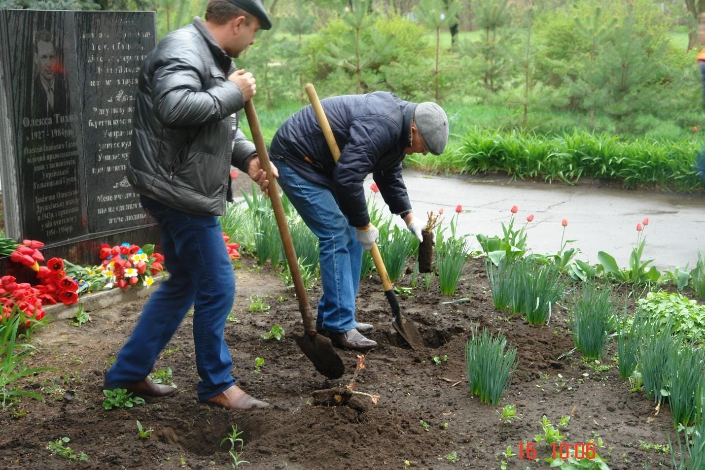 C:\Users\Елена Смирнова\Desktop\НОВОСТИ ДОНБАССА\Тихий Олекса памятник\3-нова стела Шаповалов.JPG