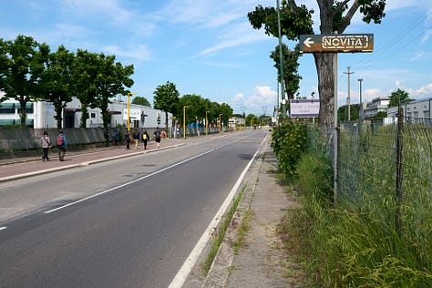 Serie di fotografie scattate nella fabbrica occupata della GKN di VCampi Bisenzio e nei dintorni che mostrano striscioni politici, paesaggi periferici e i partecipanti alla deriva sul territorio