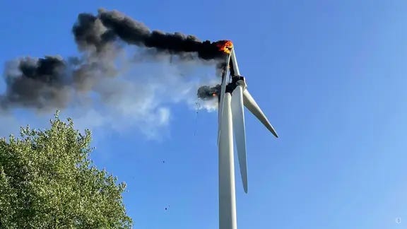 Eine brennende Windkraftanlage in Bremervörde im Landkreis Rotenburg (Wümme).
