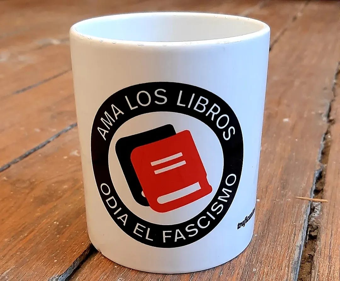 Foto de una taza en la que reza: "ama los libros, odia el fascismo".