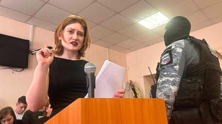 La jeune Daria Kozyreva plaide sa cause avec vigueur dans un tribunal russe