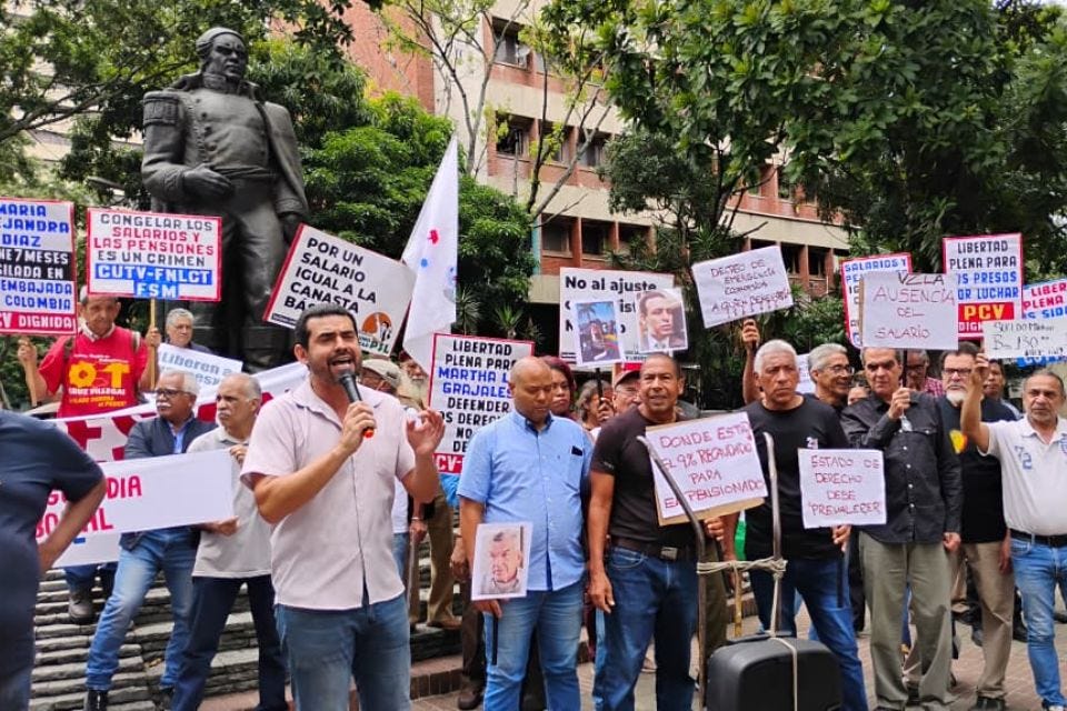 Protesta trabajadores represión Plaza Morelos Protesta trabajadores represión Plaza Morelos