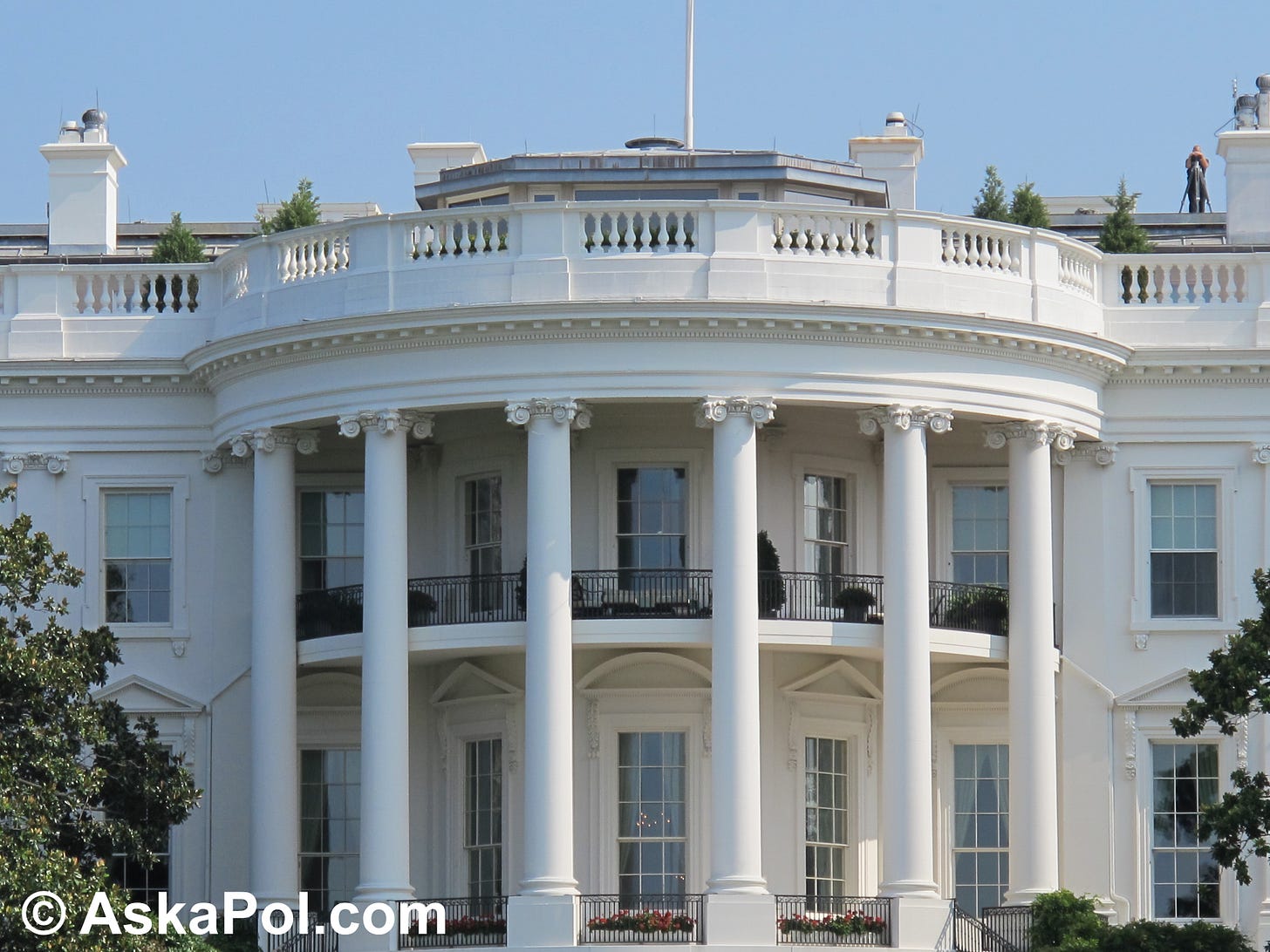 A Secret Service agent stands on top of the White House Photo: www.thelcb.com © Ask a Pol A Secret Service agent stands on top of the White House Photo: www.thelcb.com © Ask a Pol