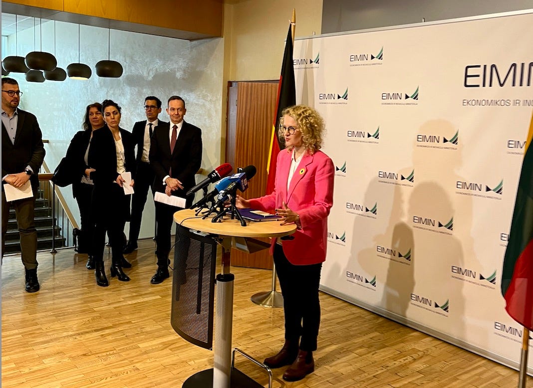 Aušrinė Armonaitė vor einer Wand in ihrem Ministerium.
