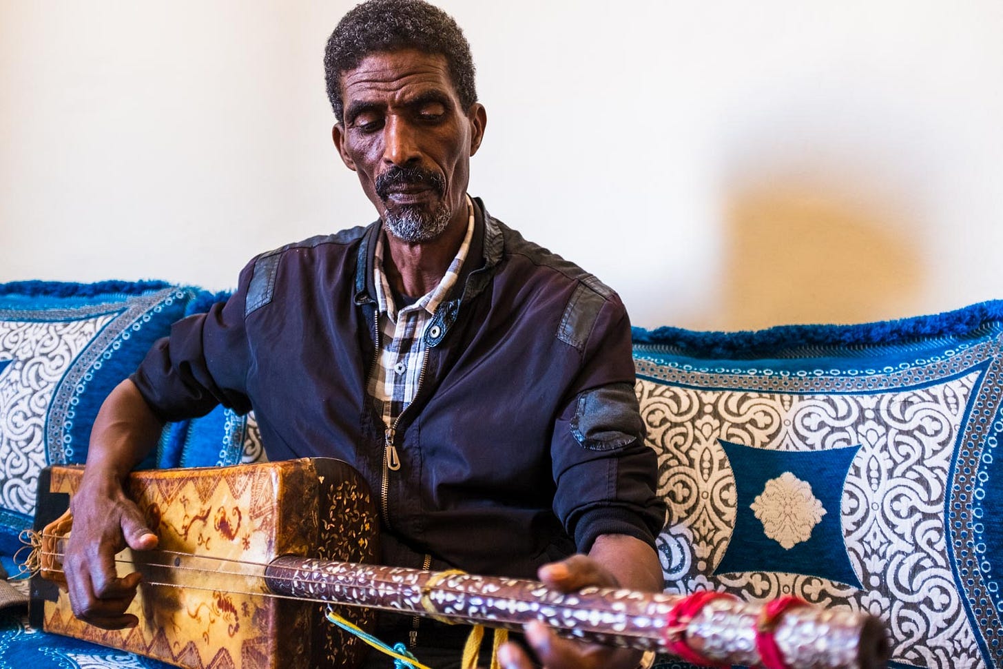 Mâalem Abdellah Akharraz improviseert een liedje op zijn guembri