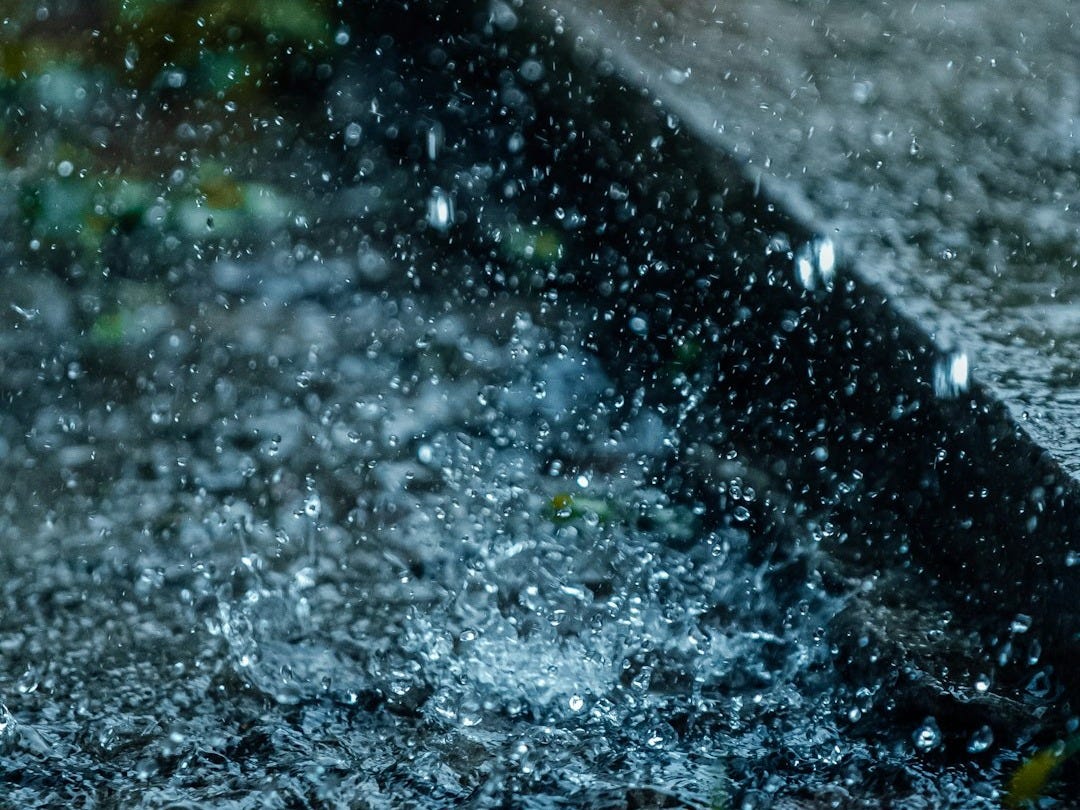 Révélation scientifique : l’électricité verte issue des gouttes de pluie !