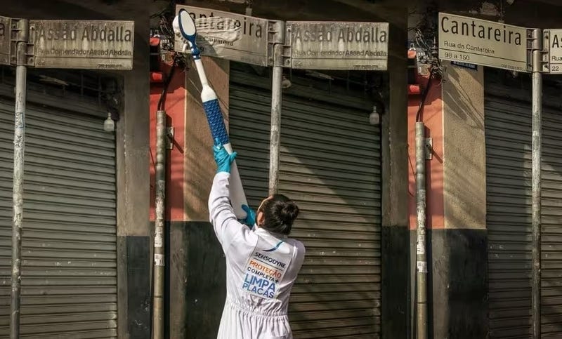 Sensodyne limpa placas de rua de São Paulo para promover a saúde bucal -  Live MKT News