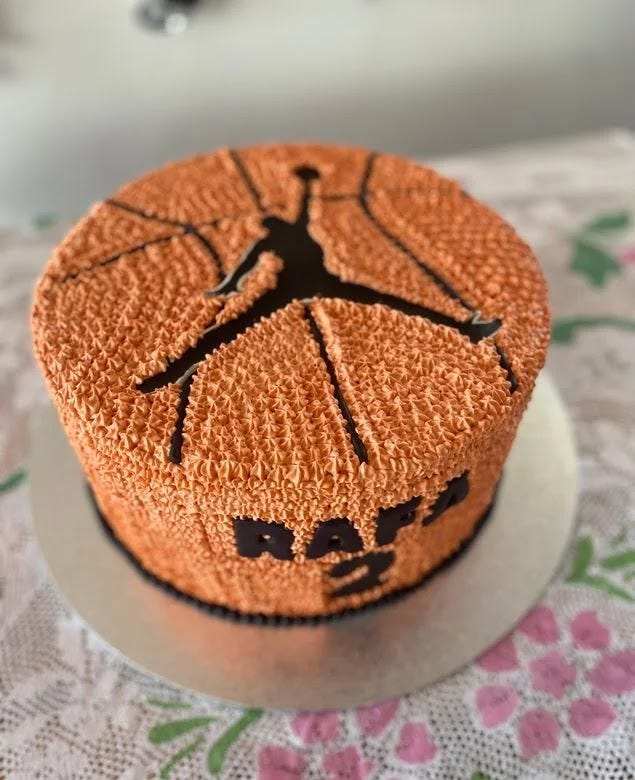 Basketball-themed cake Basketball-themed cake