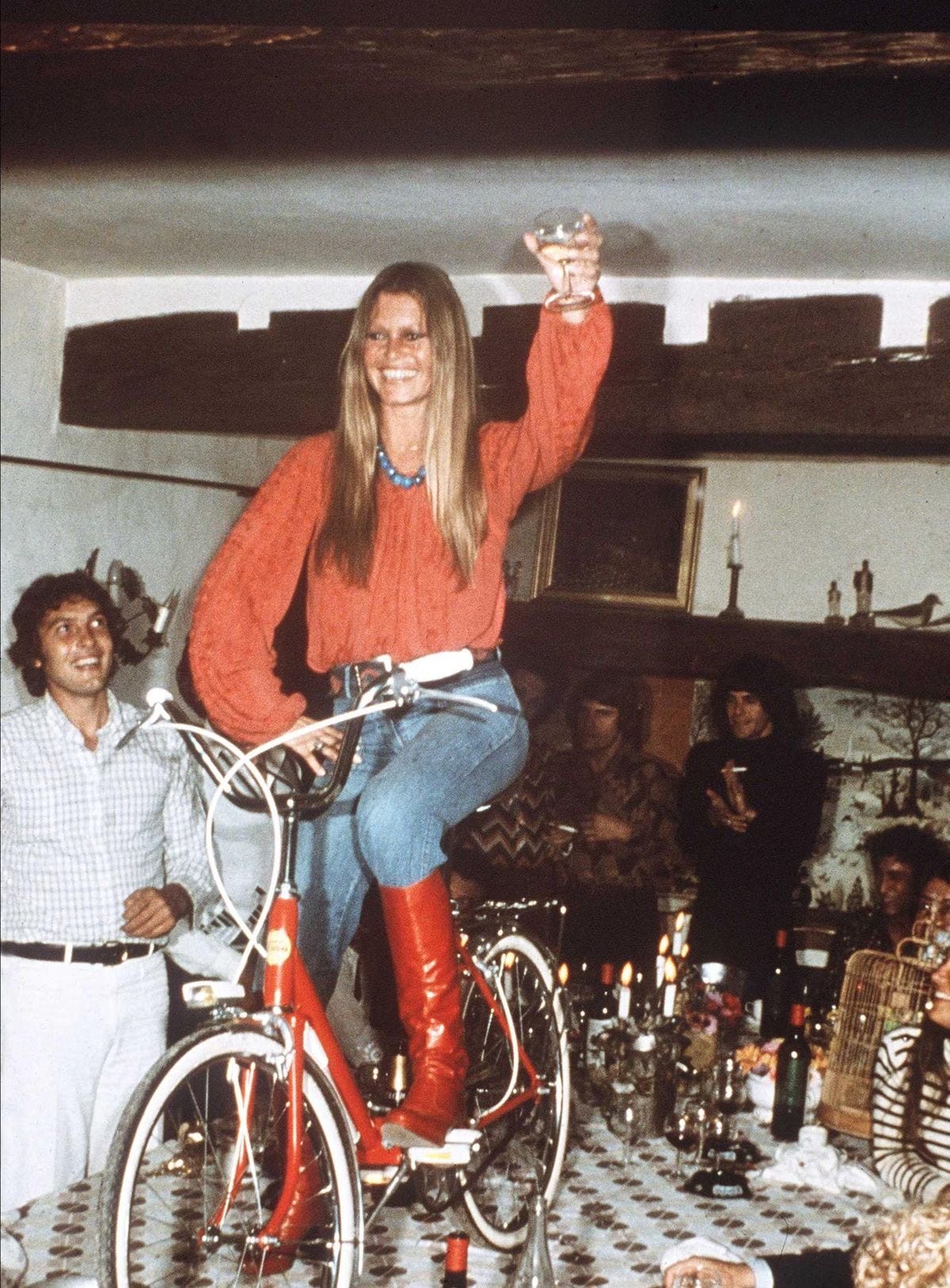 🚨 AVISO IMPORTANTE A LA COMUNIDAD CICLISTA 🚨 Como página y comunidad,  queremos compartirles una gran noticia 👇 A partir de ahora estaremos  promoviendo tiendas de ciclismo dentro de Amazon, con ofertas, image size:1199x1626