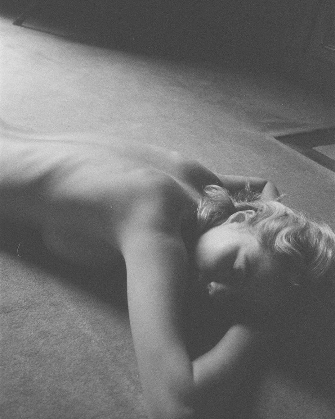 An image added by luca on Apr 04, 2022. May present: shoulder, photograph, comfort, grey, dress.