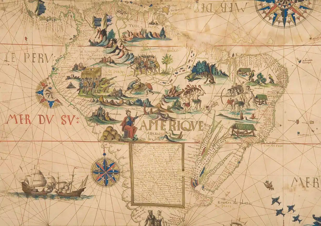 #descrevemospravocê  A imagem mostra um mapa histórico e ilustrado da América do Sul, com estilo de cartografia antiga, provavelmente do período das grandes navegações. O mapa é ricamente decorado com desenhos coloridos feitos à mão, que representam cenas da fauna, flora, geografia e povos originários do continente.  Ao centro, o continente está desenhado com traços irregulares, e várias regiões são nomeadas em francês antigo. Em destaque no lado esquerdo, há referências ao Peru e à conquista espanhola, com soldados montados a cavalo, grupos indígenas, construções e montanhas. No lado direito, onde está o território brasileiro, aparecem representações de florestas densas, grandes animais (como antas e onças), aldeias com ocas e pessoas indígenas em cenas de caça e rituais. Há ainda figuras humanas nuas com arcos e flechas, além de canoas navegando pelos rios.  O mapa inclui elementos gráficos típicos da cartografia europeia da época: linhas de orientação (linhas de rumo) cruzam toda a imagem, conectando pontos cardeais e sugerindo rotas marítimas. Dois pontos de rosa dos ventos aparecem na parte inferior e superior direita, com desenhos ornamentados em azul, vermelho e dourado. Na parte inferior esquerda, duas caravelas navegam no mar, reforçando o tema das explorações marítimas.  No centro inferior do mapa, uma figura masculina com coroa, manto vermelho e cetro está sentada sobre sacos de riquezas, simbolizando a exploração colonial. Abaixo dele, há um grande bloco de texto manuscrito, provavelmente com descrições da viagem, do território ou de seus habitantes.  A estética do mapa reflete uma visão eurocêntrica da América, misturando observações reais com fantasias coloniais. As cores predominantes são tons terrosos, verdes, azuis e vermelho escuro, com aparência envelhecida pelo tempo.