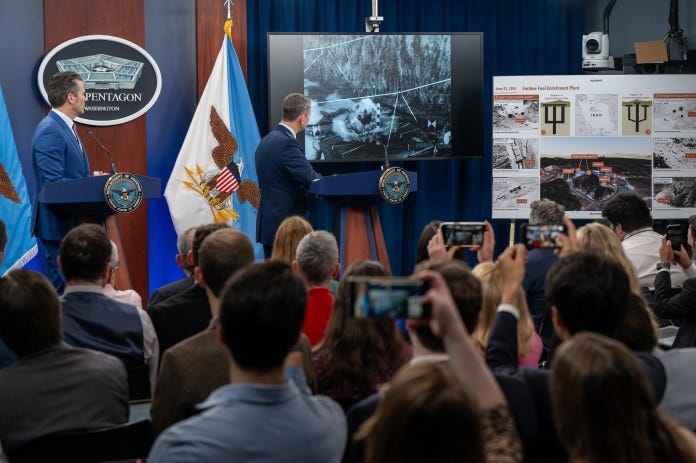 USAs forsvarsminister Pete Hegseth og styreleder for Joint Chiefs of Staff general Dan Caine gjennomfører en pressebrifing i Pentagon, Washington, D.C., 26. (Kashif Basharat/Foto fra forsvarsdepartementet) USAs forsvarsminister Pete Hegseth og styreleder for Joint Chiefs of Staff general Dan Caine gjennomfører en pressebrifing i Pentagon, Washington, D.C., 26. (Kashif Basharat/Foto fra forsvarsdepartementet)