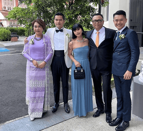 ပုံစာ- ရေချယ်တေဇမိသားစု၊ Vogue မဂ္ဂဇင်းနဲ့ သူ့ဒီဇိုင်းကို ဝတ်ဆင်ထားတဲ့မော်ဒယ်တစ်ဦး ဓါတ်ပုံ- ရေချယ်တေဇ၊ Polimoda